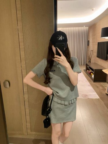 miumiu缪缪定制字母小标花边翻领短袖短裙套装 款号：25670605320 颜色：灰色 白色 尺码：Sml S码80-95斤 M码95- 斤 L码 -125
