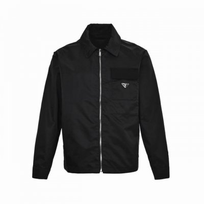 prada 普拉达 翻盖口袋再生尼龙夹克外套 选用品牌标志性的再生尼龙面料，与传统尼龙性能相当，具备高强度，抗撕裂，耐磨损等特性。其质地轻盈，同时又具备防水功能