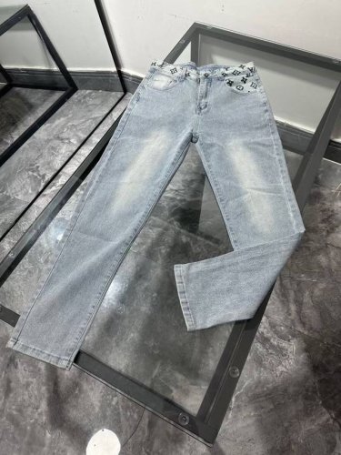 款号K124路易Lv年春夏新品，官网爆款时尚牛仔裤。重量级渠道货，精致细腻，很有设计感的裤子，用料柔软舒适 上身舒适随性。 工厂p渠道出货 且买且珍惜 裤身面料