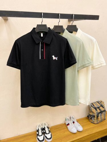 Tb汤姆布朗25Ss春夏新款翻领polo。精选天丝棉贡缎棉料，舒适细腻带来极佳的亲肤感，同时吸湿透气，方便打理。精工螺纹现织领口，修饰身形同时更不易变形，细节处