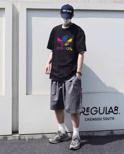 上新！Adidas阿迪达斯三叶草元素碰撞，超级吸睛！ 情侣款圆领短袖T恤，全部采用上等原料，质感好颜色鲜明！ 这种款式上身回头率超高！基础款的圆领Tee,男女均