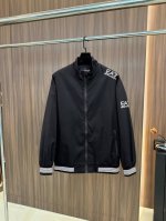 P350 阿玛尼2025开春新款夹克外套，秀场新品品相非常完美，舒适保暖，三标齐全色泽饱满诱人，非常出彩的设计，轻松将时髦感进阶，做工极为考究严谨，走线工整细致