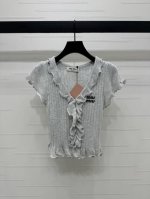 上新原单高端品质 Miumi*2025春夏最新系列！荷叶边V领针织短袖！定制丝毛针织纱线 柔软亲肤 质感细腻 V领针织短袖版型 大身竖坑条纹路 袖口前襟下摆利用