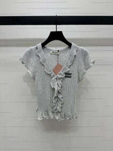 上新原单高端品质 Miumi*2025春夏最新系列！荷叶边V领针织短袖！定制丝毛针织纱线 柔软亲肤 质感细腻 V领针织短袖版型 大身竖坑条纹路 袖口前襟下摆利用