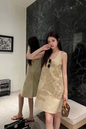 上新 Burberr* 巴宝莉 2025新品上架印花无袖背心裙 定制Yb斜纹棉牛仔材质 酵素水洗工艺 柔软舒适 直筒背心连衣裙版型 通体套头全包裹设计 穿脱更方