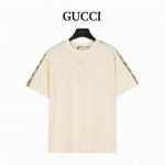 gucci 古驰 肩部侧边双G织带短袖T恤 夏季渠道限定新款 简约又不失风格的复古品牌标识， 夏日炸街酷毙了 情侣气质款的杏色+黑色，两色推荐入手。 采用定制面