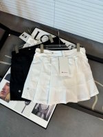 Lululemon.Lulu运动短裙 防走光短裙 Lulu短裙咋看很短但是里面有很长的内衬，材质像骑行裤一样，把大腿内侧的肉收紧，长度刚好不露pp显腿长腿直，低