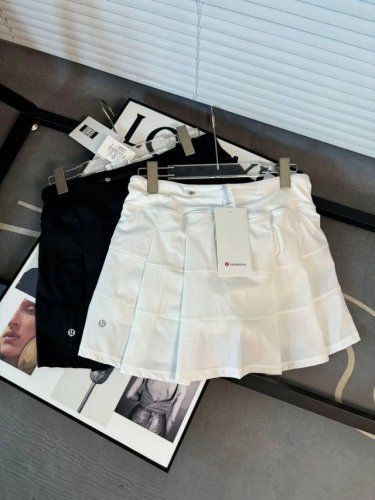 Lululemon.Lulu运动短裙 防走光短裙 Lulu短裙咋看很短但是里面有很长的内衬，材质像骑行裤一样，把大腿内侧的肉收紧，长度刚好不露pp显腿长腿直，低