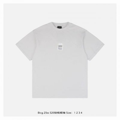 balenciaga 巴黎世家 25Ss 520贴纸短袖 采用采用24S双纱复古平纹针织面料190G，24S面料属于中等偏粗的纱线，通过双烧毛工艺处理布面绒毛，