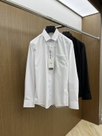 P300 Cd高端定制 2025Ss春夏新款衬衣。采用定制天丝聚酯纤维混纺面料，缎面的光泽感，非常高级，立挺有型；领子饰以品牌字母Logo图案，辨识度极高，时尚