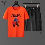 直 prada普拉达 2025官网同款.世界知名奢侈品牌.夏季男士短袖短裤套装 高品质 原单货套装 采用进口原单面料 ，当季时尚潮流款，百搭爆款。简洁大方，精密