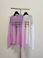 acne早春脏脏粉T恤 100%全棉面料 夏季也可当防晒 整件独特晕染做旧工艺 升级面料 胸前经典的字母印花 高温烫钻 宽松版型 上身无束缚感 日常随意搭配就可