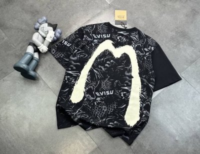 潮牌Evisu福神大M满印直喷工艺情侣款短袖T恤！ 240G双纱潮牌专用棉，纹理清晰，质感满满，同缸定染1×1无色差精密纯棉螺纹，层搭叠穿，自留好货，强烈推荐