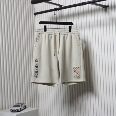burberry 25Ss 战马贴布压胶字母短裤巴宝莉爆款短裤，男女同款，让每一次迈步都无拘无束，立体剪裁大幅提升运动自由度，腰部内置弹力抽绳，贴合身形不勒肤，
