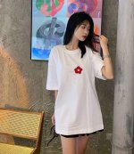 上新！一朵小红花图案显得格外引人注目！夏季新品情侣款圆领短袖T恤，大爆款！ 面料采用法国进口的纯棉面料，质感细腻饱满，上身亲肤有型！男女同款！ 尺码：S-3Xl