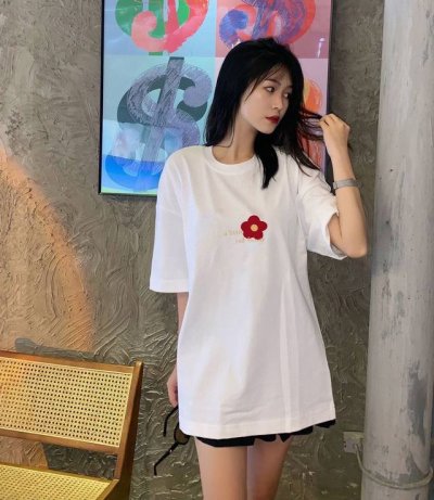 上新！一朵小红花图案显得格外引人注目！夏季新品情侣款圆领短袖T恤，大爆款！ 面料采用法国进口的纯棉面料，质感细腻饱满，上身亲肤有型！男女同款！ 尺码：S-3Xl