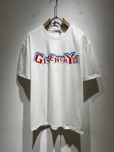 Giv*Chy 纪*希2025春夏新款男女同款短袖T恤，主创时尚注入了全新时尚能量。通过探索各种题材和性感魅力，极具辨识度，引领全新街头时尚潮流。该款是G家独家