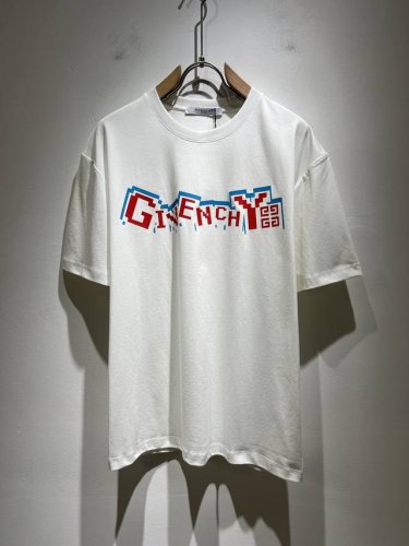 Giv*Chy 纪*希2025春夏新款男女同款短袖T恤，主创时尚注入了全新时尚能量。通过探索各种题材和性感魅力，极具辨识度，引领全新街头时尚潮流。该款是G家独家
