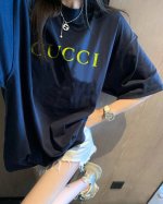 100 Gucci古驰25Ss新款荧光字母藏青色短袖T恤 洋里洋气的颜色拒绝撞款！！ 胸前荧光字母是点睛之笔长在审美上了 藏蓝色很有气质 上身秒变冷白皮～嘎嘎