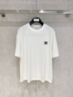 Cel1Ne 2025春夏系列男女同款棉质短袖T恤, 同步官网发售4750。万能百搭的基础短Tee, 不管男生女生都能轻轻松松的上身, 你会发现, 没有什么裤装