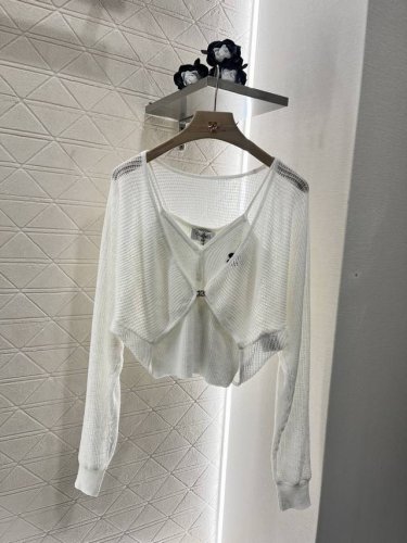 Chane*2025新品上架 吊带针织开衫两件套 定制Yb丝毛纱线织造 质感高级舒适 吊带背心搭配长袖开衫两件套设计 甜美气质多风格 3色可选 胸前装点标志性字