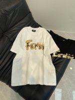 P140Fend*25新款印花标识短袖T恤。定制全棉面料，面料柔软，亲肤舒适。前幅压胶字母标识，非常简约大气的一款 无论是上身舒适度都是无可比拟的存在，诠释你的