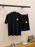 蒙口 独家专供新款潮男时尚圆领短袖短裤套装，潮流时尚休闲短袖套装！透气舒适度高，细节无可挑剔，品牌元素设计理念，体现高品质。呈现休闲裁剪，上身版型超赞！码数：S