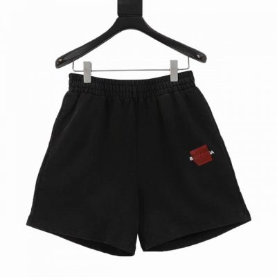 balenciaga 巴黎世家 胶带徽标刺绣水洗短裤 面料采用特殊的排汗技术 使汗水能够迅速与空气接触 从而帮助身体保持干爽 提高穿着的舒适度 质地柔软 手感舒