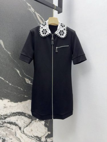 l家 25Ss 春夏新品翻领拉链短袖连衣裙 立体刺绣花朵领非常精致 时髦又高级 立体剪裁让成衣上身更为精致洋气 原版开模定制五金装饰 通勤日常休闲帅气百搭单品S
