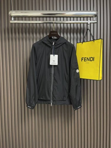 Moncler 袖臂口袋连帽夹克外套，产品选用100％聚酯纤维制成的细密柔软面料，其质地细腻，具有良好的保暖效果，同时兼具透气性。细密的面料结构使其更具耐磨性，