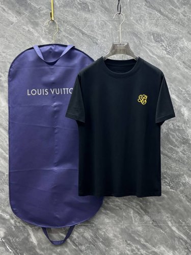 黑色码数 S M Lv# 2025春夏新款首发专柜最新款短袖圆领T恤 高端订制 设计前卫时尚 品牌Logo重工艺设计 高端定制230克面料.手感柔软.穿着舒适.