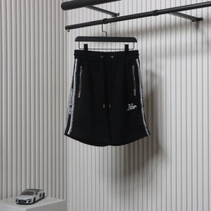 Dior 迪奥 侧边字母织带短裤 面料采用360克刷毛面料 订染颜色后整蚀毛处理 对照原版做丝滑超柔处理 布面肌理股线清晰明显 垂感一级棒 做工精致都到达外贸出