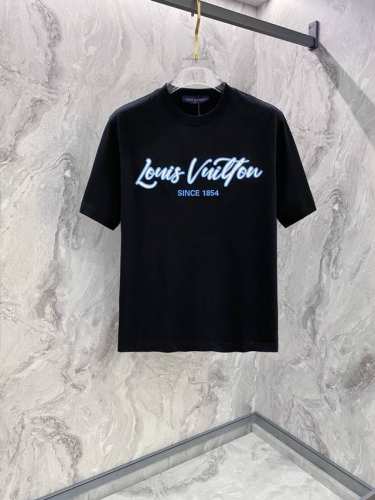 lv# 2025春夏新款圆领 首发专柜最新款短袖圆领T恤 高端订制 设计前卫时尚 品牌Logo重工艺设计 高端定制原版面料 手感柔软 上身穿着舒适 专柜级别精致