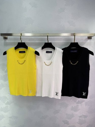 Louis*25春夏新款针织背心，经典Lv标志设计，轻松百搭。金色链条装饰，细节感满满，适合夏天或与衣物层叠搭配。面料柔软舒适 3色3码Sml T226B