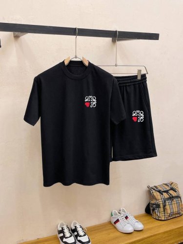 罗意威 独家专供新款潮男时尚圆领短袖短裤套装，潮流时尚休闲短袖套装！透气舒适度高，细节无可挑剔，品牌元素设计理念，体现高品质。呈现休闲裁剪，上身版型超赞！码数：