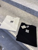 Loeoe罗意崴25 Ss新品春夏首发专柜 最新款短袖圆领T恤高端订制 设计前卫时尚 品牌Logo重工艺设计高端定制欧棉180克面料手感柔软.穿着舒适.专柜级别