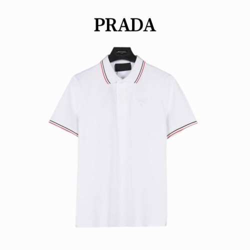 prada 普拉达 25Ss撞色条纹胸前刺绣Logo短袖Polo衫 官网同步，原版品质欢迎对比。这款珠地布短袖Polo衫结合经典线条和细节设计，采用撞色条纹点缀