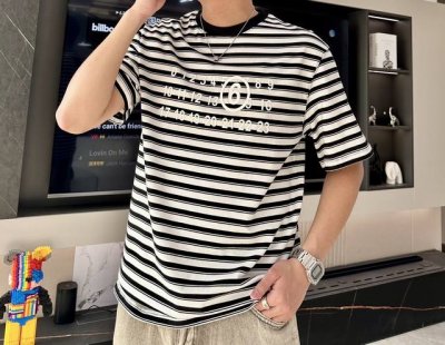 sg 男女同款 ，马吉拉Mm6 春夏最新胸前数字条纹圆领短袖T恤，宽大版型Over Size风格，完全不挑身材，整体效果宽松却极具韵味，不会松垮到没型，穿搭更是