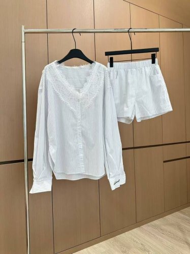 爆款现货 原单品质 Chane*｜25春夏新品刺绣条纹衬衫短裤套装！ 高端定制蕾丝拼接，搭配松紧腰短裤 极简主义风法式优雅的慵懒风， 休闲又时髦！ 立体剪裁版版