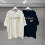 WE11DONE 笑脸彩绘字母 宽松圆领短袖T恤男女情侣款 面料：300g双纱精梳紧密赛络纺重磅纯棉 工艺：走线均是全身三线缝制，后领织带包边延伸到肩部加固，细