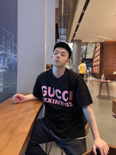 上新 标志Logo 化繁为简 Gucci极简的设计转化为服装语言 就如这件基础短袖T恤 有着极其细腻的面料质感 平淡中无处不透入极简高级质感 简单 个性 品牌辨