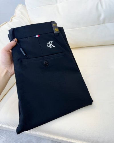 四季款西裤 现货上新 Ck西装裤净版黑裤, 最经典畅销时装系列,男士休闲厚款牛奶丝西裤,，完美合身的穿着感对裤长和修身的黄金比例这种介于长裤与九分之间的把握 恰