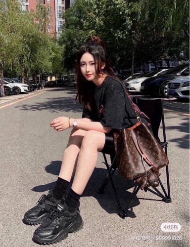 lv Neonoe 水桶包 对于喜欢包包的女生来说，拥有一款大牌经典款是非常值得骄傲的事，但是大牌经典款哪能是你想买就能买到的，比如Lv的 Neonoe水桶包被