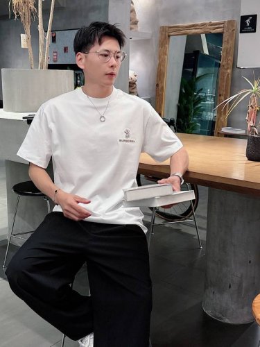 巴宝莉 2025春夏新款男女同款短袖T恤 定制专属纯棉面料 定制原版工艺螺纹 胸前重工字母Logo工艺设计 简约大方 从容百搭 档次极高 完美融入时尚还有风情感
