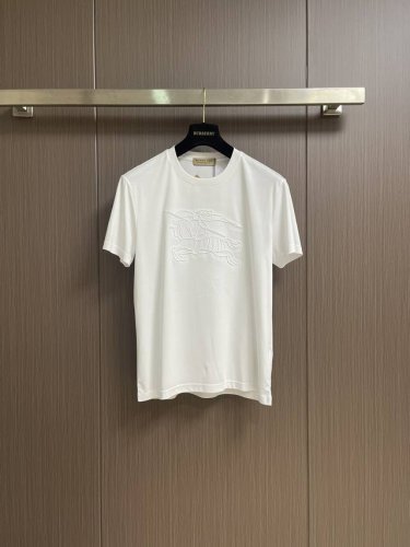 burberry 战马亮片刺绣短袖圆领T恤 选用轻盈平织棉面料制成 呈现修身版型 点缀骑士印章刺绣 源自1980年代品牌包款的典藏图案 罗纹针织领口 前胸饰有马