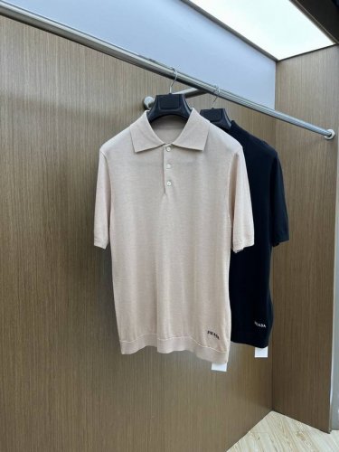 新品 Pd高端品质 25Ss官网最新男士高端品P#Ada标识刺绣细节针织翻领Polo 羊毛混纺面料质感很好，A60穿着舒适亲肤， 颜色:黑色 浅蓝色 尺码:S-