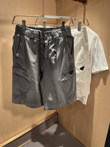 pra*Da普*达 2025春夏新款男士休闲短裤，高端品质之选 一款休闲裤兼备的百搭裤装，也是男士衣橱里不可缺少的搭配神器，属于实穿型的经典款式！整条休闲裤的设
