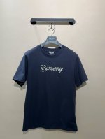 210Burberry 士兵浪板圆领短袖T恤，采用15S精棉平纹，绒面发泡印花结合环保弹力胶浆的工艺。高弹抗裂，弹力胶浆拉伸率较高，反复拉伸不裂纹，耐用性远超普