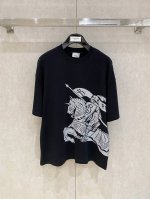 Burberry 巴宝莉 战马系列 2025春夏新款首发专柜最新款短袖圆领T恤 高端订制 设计前卫时尚！品牌Logo重工艺设计 高端定制面料.手感柔软.穿着舒适