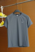 始祖鸟-2025春夏系列新品 男士圆领短袖奢华品牌字母Logo标识标注上身就能体会这款设计带来的年轻与时尚感！整体时尚而有潮流，采用顶级欧洲双面丝光棉面料 柔软